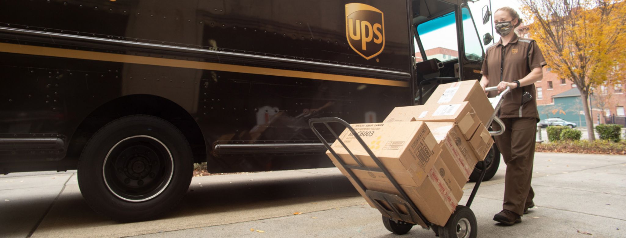 Entregador que mostra o trabalho de remessas internacionais da UPS