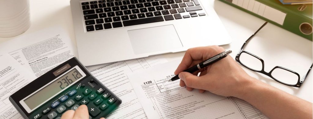 Pessoa calculando imposto de encomendas internacionais