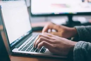 A empresa de envios oferecendo serviço de rastreio à agência de intercâmbios