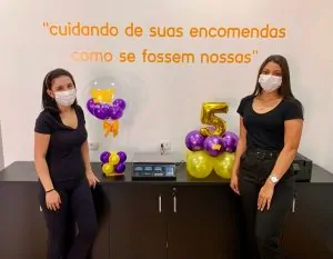 Equipe na frente do lema da Envie Express