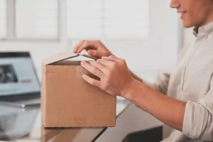 Embalar a sua encomenda corretamente com caixa de papelão 