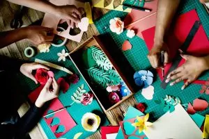Mulheres preparando artesanatos para serem exportados