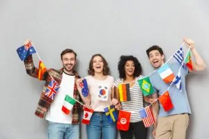 Pessoas segurando bandeiras de outras nacionalidades