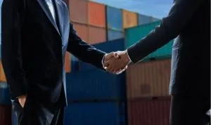 Homens dando as mãos na modalidade de exportação direta 