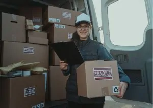 Mulher segurando caixas de papelão e uma das modalidades de exportação