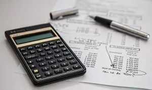 Calculadora e papel que mostram os cálculos de frete internacional 