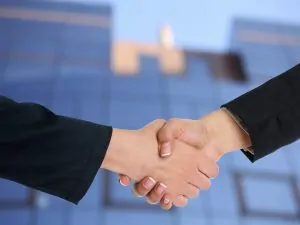 Mãos se cumprimentando para mostrar que estão firmando um acordo
