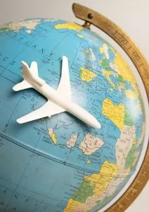 Avião mostrando ser um transporte de envio internacional 