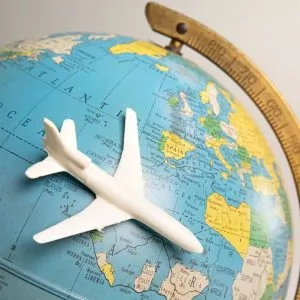 Foto que mostra um avião realizando frete internacional no mundo