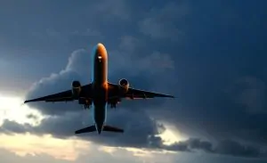 Avião decolando com os envios internacionais da FedEx
