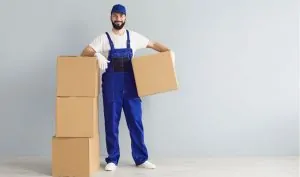 Entregador segurando uma caixa para mostrar o trabalho de remessas internacionais da UPS