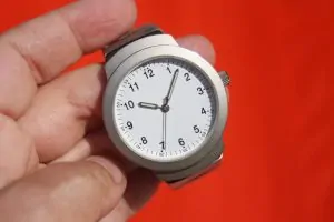 Relógio que mostra entregas internacionais com hora marcada