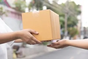 Pessoa entregando um pacote para ser enviado pela UPS