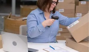 Mulher recebendo caixas de encomendas internacionais