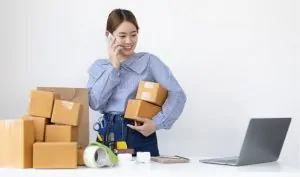 Mulher segurando encomendas que vão ser despachadas