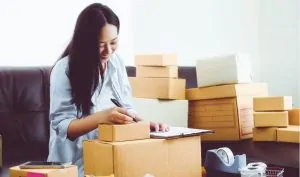 Usuária feliz ao fazer o envio de suas encomendas internacionais