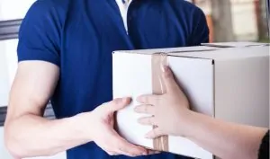 Mulher entregando uma encomenda internacional para o entregador