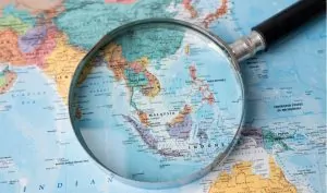 Lupa mostrando o mapa mundial