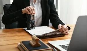 Tradutor juramentado carimbando um documento 