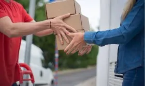Entregador entregando caixas com remédios manipulados