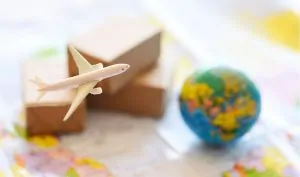 Avião em mapa mundi mostrando entregas ao redor do mundo 