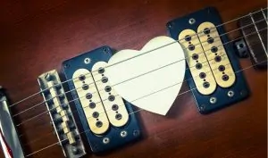 Coração de papel em uma guitarra que pertence a uma loja de instrumentos musicais 