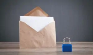Envelope ao lado de um cadeado  para envios internacionais