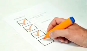 Funcionário de uma agência de intercâmbios fazendo um checklist