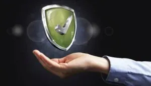 Homem segurando um escudo com a mão 