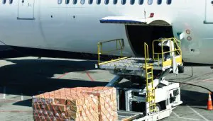 Avião carregando bagagens desacompanhadas em um avião